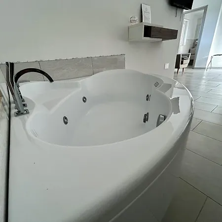 Bed & Breakfast Valle Degli Ulivi B&b-camera King Superior Con Vasca Idromassaggio Vieste